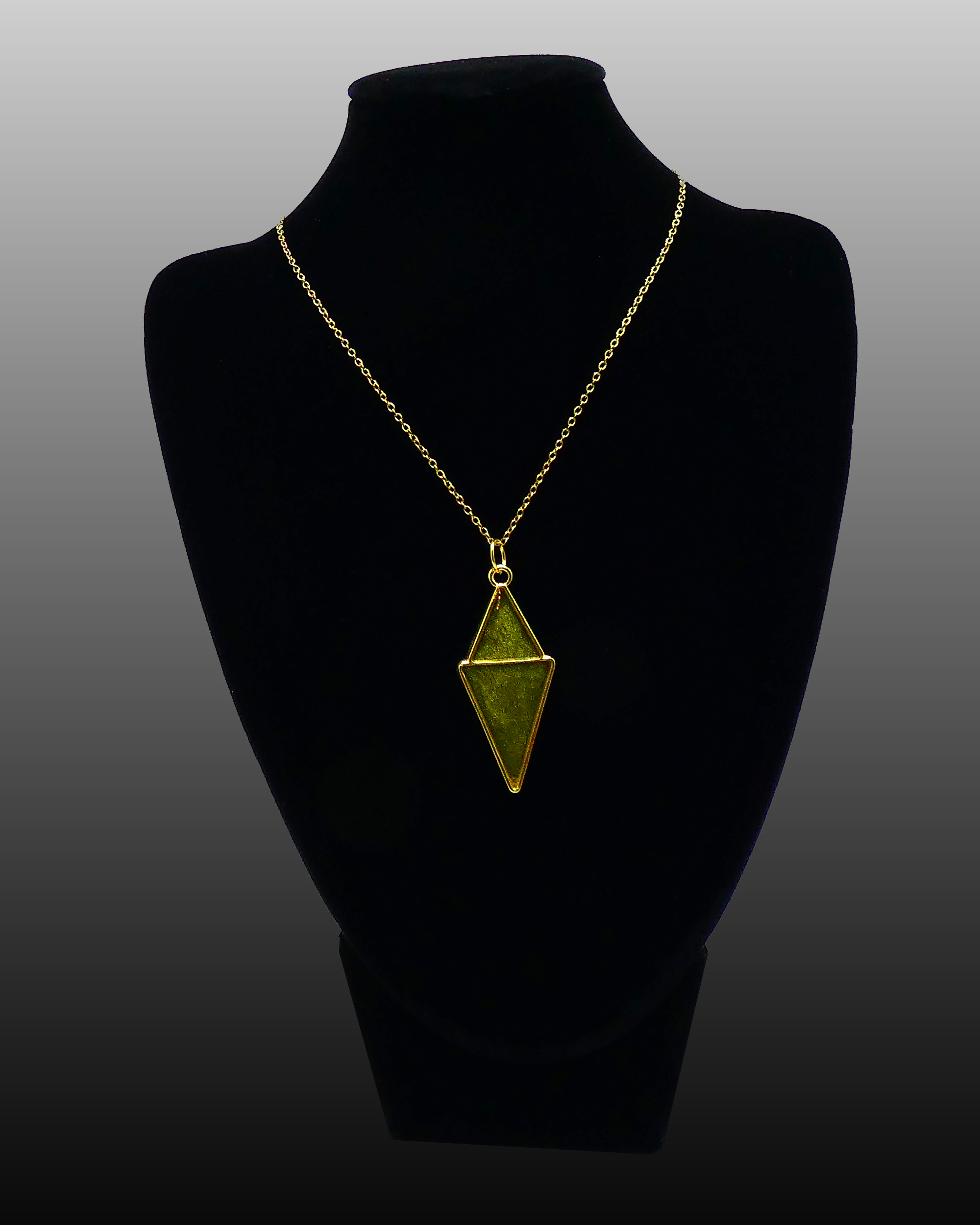 Goudkleurige Ketting met Olijfgroene Dubbel Driehoek - Afbeelding 3