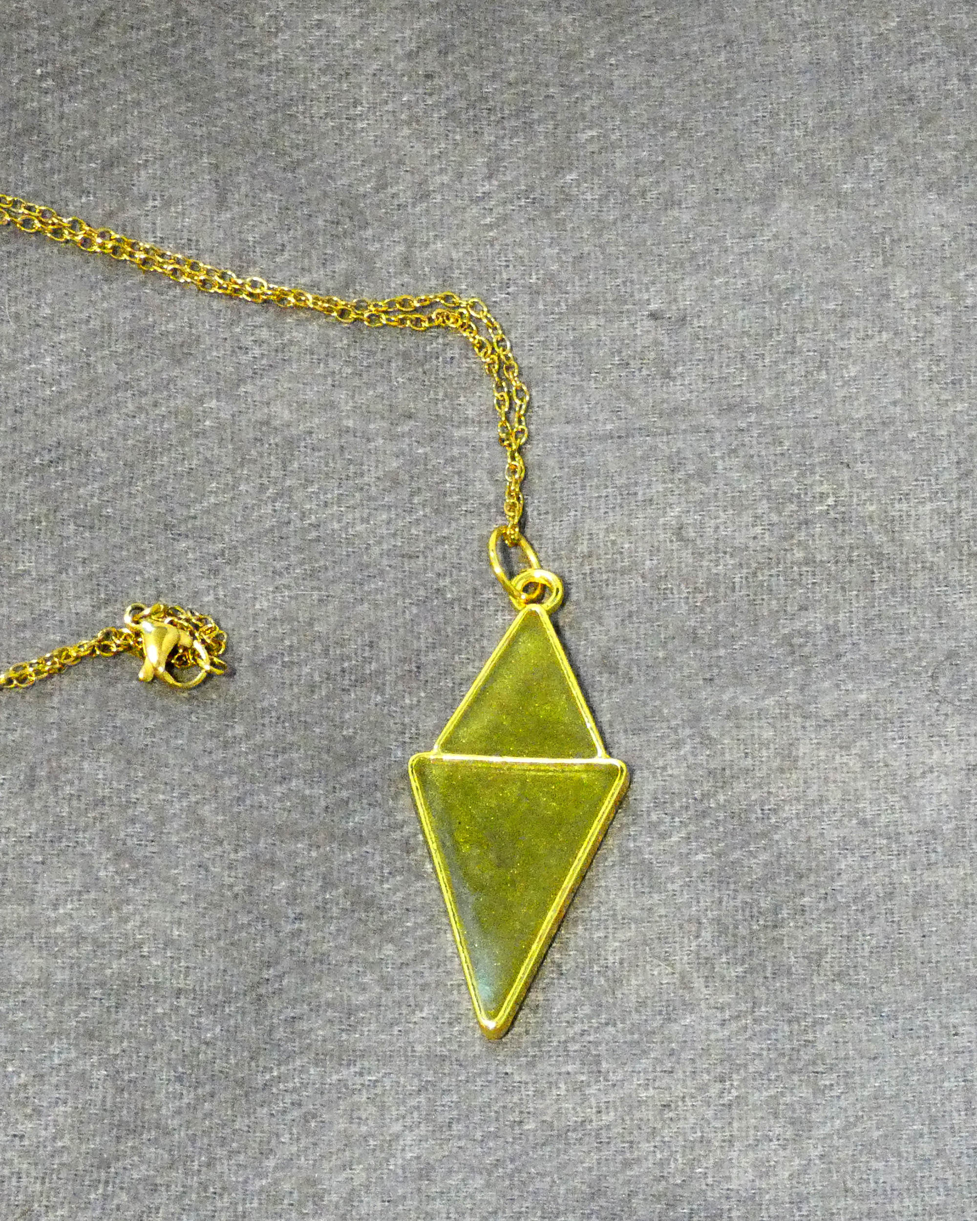 Goudkleurige Ketting met Olijfgroene Dubbel Driehoek - Afbeelding 2