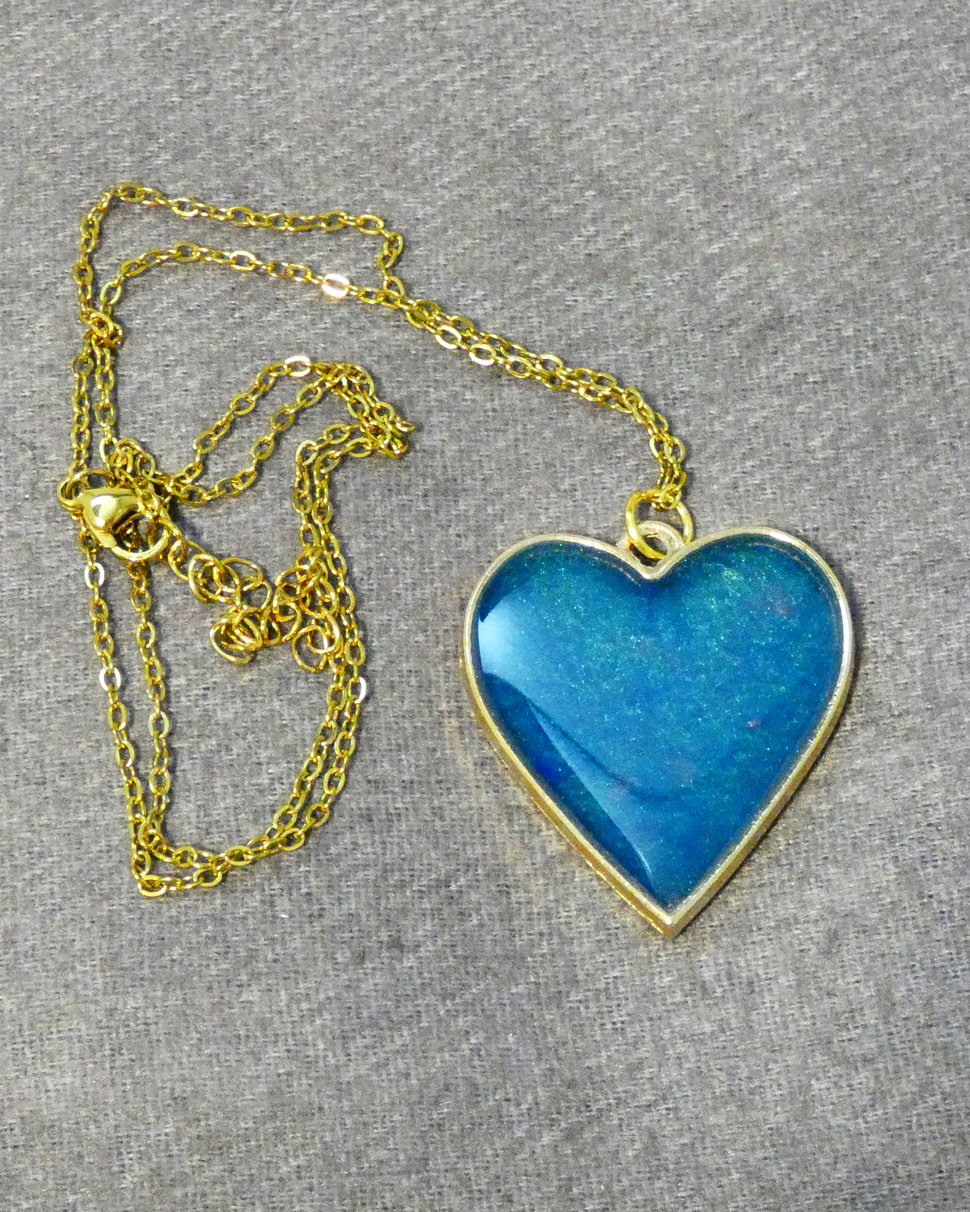 Goudkleurige Ketting en Hart met Aqua Blauw Glitter - Afbeelding 3