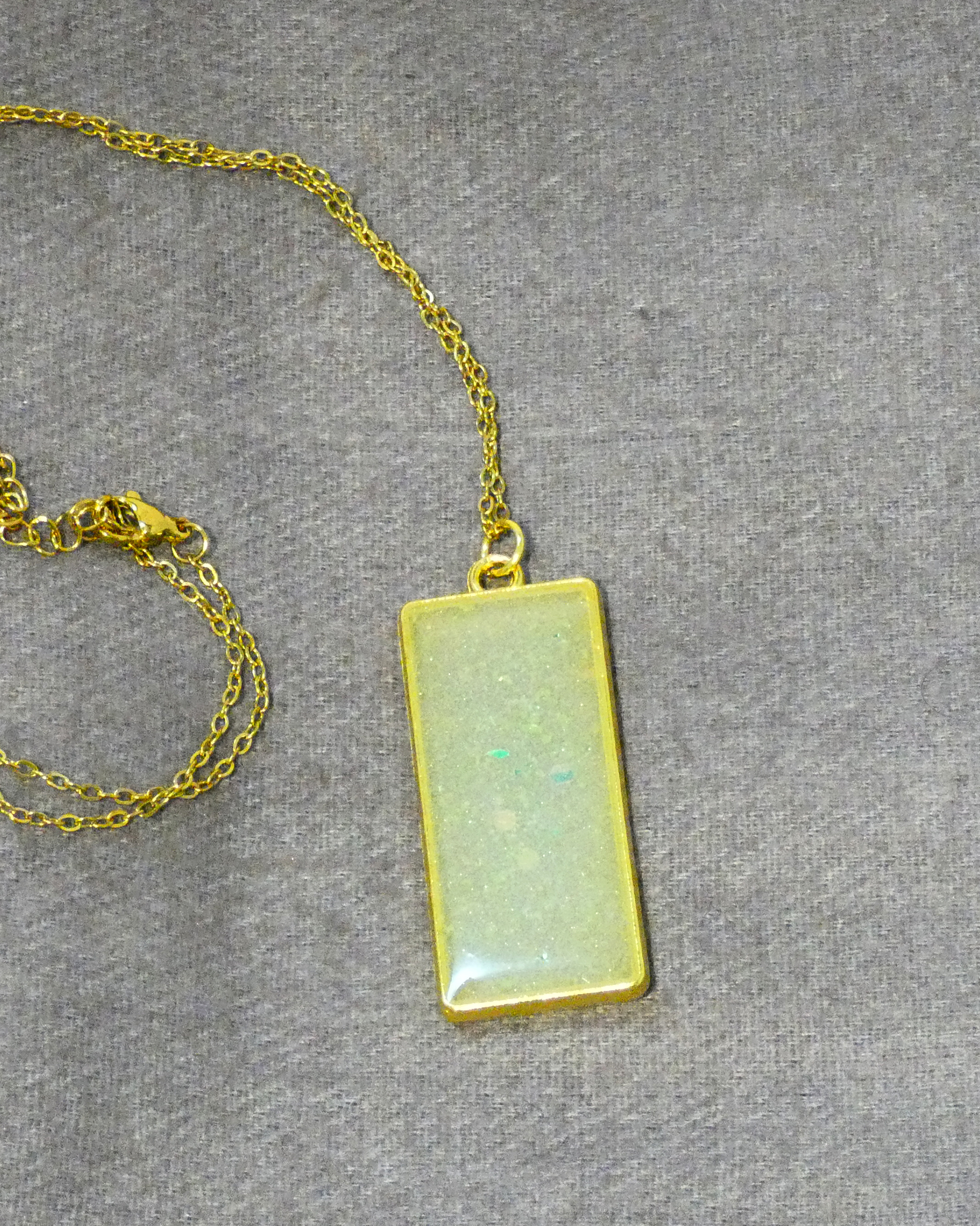 Goudkleurige Ketting met Jade Groene Rechthoek en Glitters - Afbeelding 3