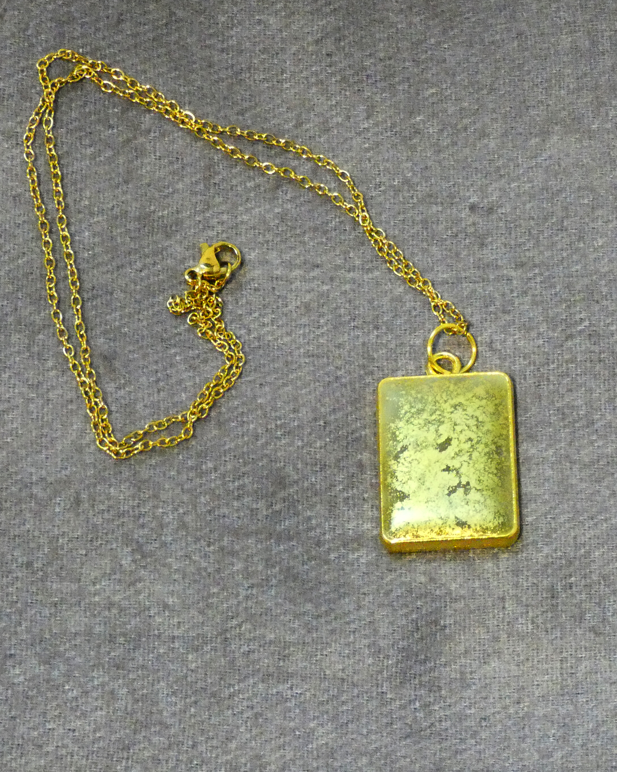 Goudkleurige Ketting met Olijfgroene en Koperkleurige Hanger - Afbeelding 3