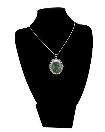 Zilverkleurige Ketting en Medaillon met Groene Kleuren