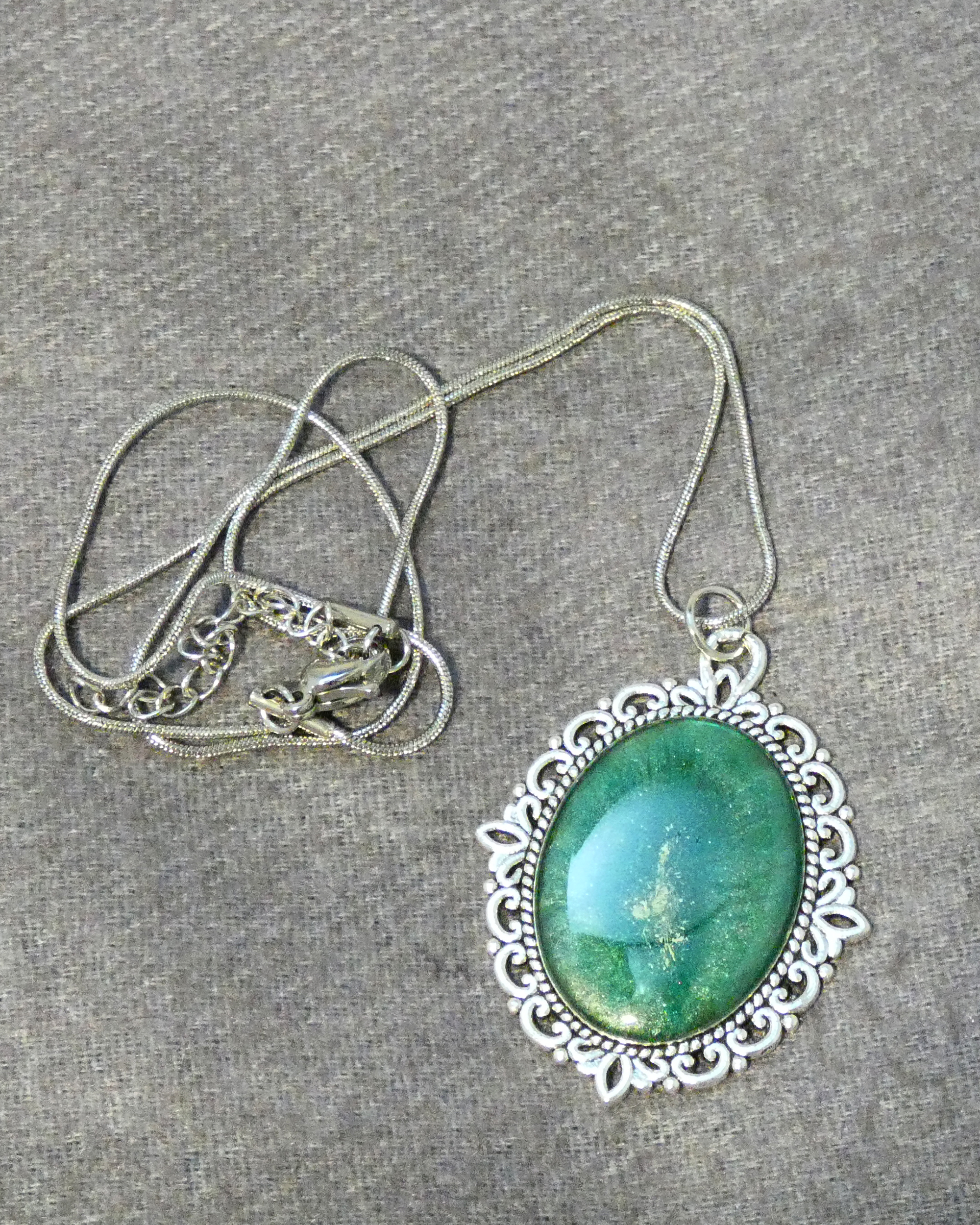 Zilverkleurige Ketting en Medaillon met Bosgroen Mica Effect - Afbeelding 3