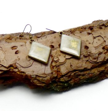 Bronskleurige Ruit Oorbellen met Parelwit en Klassiek Goud