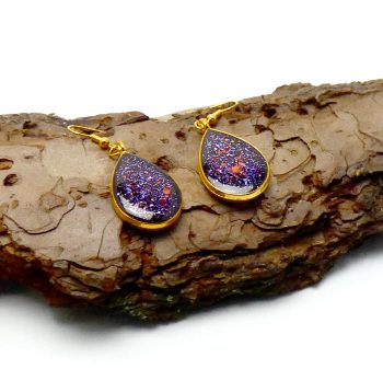 Goudkleurige Druppelvormige Oorbellen met Diep Wijnrood en Glitter