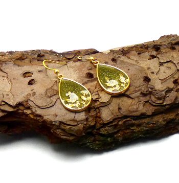 Goudkleurige Druppelvormige Bloemen Oorbellen met Olijfgroen en Mica Effect