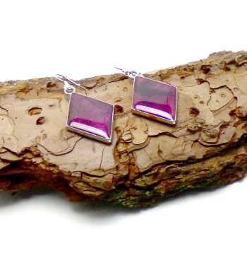 Zilverkleurige Ruit Oorbellen met Magenta en Mica Effect