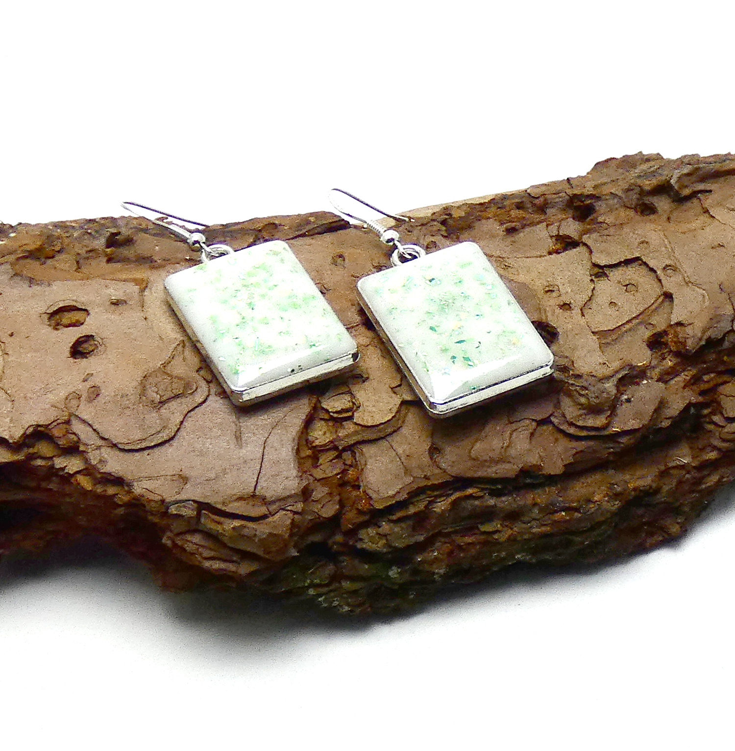 Zilverkleurige Rechthoek Oorbellen met Wit en Groene Glitters